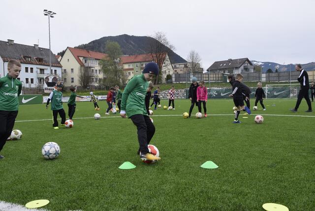 Beim Modelltraining wurde auch darauf geachtet, die technischen Fähigkeiten der Nachwuchsspielerinnen und -spieler zu verbessern. | Foto: Schneeberger