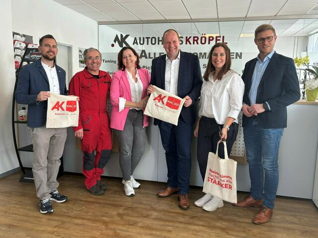 Autohaus Kröpfl: Beim Autohaus Kröpfl erhielt Johannes Mezgolits Auskunft über die derzeitige Wirtschaftslage. Mit dabei waren auch Bezirksspitzenkandidat Manfred Niemandsfreund, Christian Kröpfl, Alexandra Kröpfl, Vbgm. Angelika Mileder und LAbg. Patrik Fazekas. | Foto: ÖVP