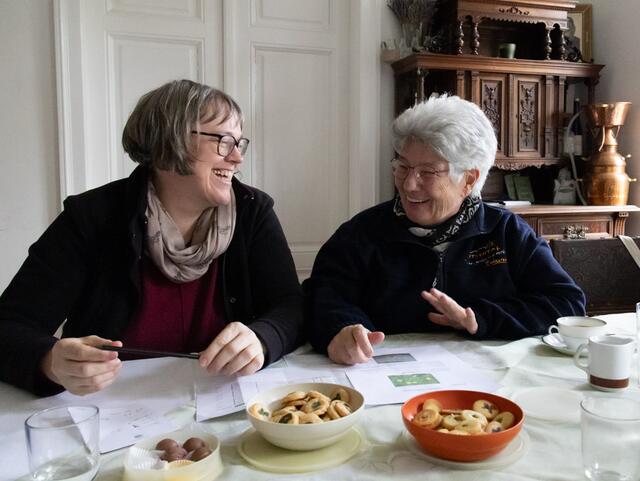 Kräuterexpertinnen Petra Regner-Haindl aus Wolkersdorf und die Stockerauerin Gerda Zipfelmayer sind die TEH-Praktikantinnen im Wifi Gänserndorf. | Foto: Regina Courtier