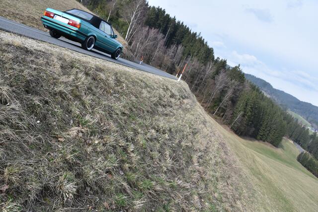 Hinterleitner Berg. Landesstraße Pabneukirchen-St. Georgen am Walde. Vor der Kreuzung endet die Geschwindigkeitsbeschränkung. Nach der Kreuzung geht es in eine ungesicherte Kurve in einer Böschung steil bergab.  | Foto: Robert Zinterhof
