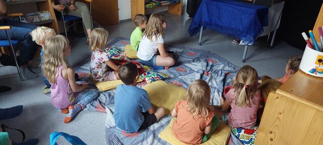 Martha Kogler und Pascal Gamper lesen und gebärden die nette Geschichte vom Knuddelsaurus und wie eine Umarmung die Welt ein bisschen besser machen kann. | Foto: Bibliothek Enns