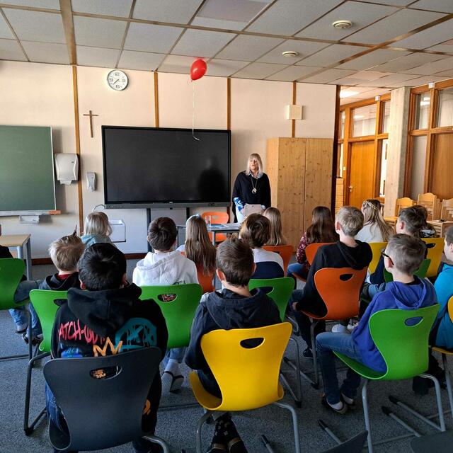 Die Autorin Christine Pali hielt eine Lesung für die ersten Klassen der Mittelschule 1 St. Johann. | Foto: NMS St. Johann 1/Zimmermann