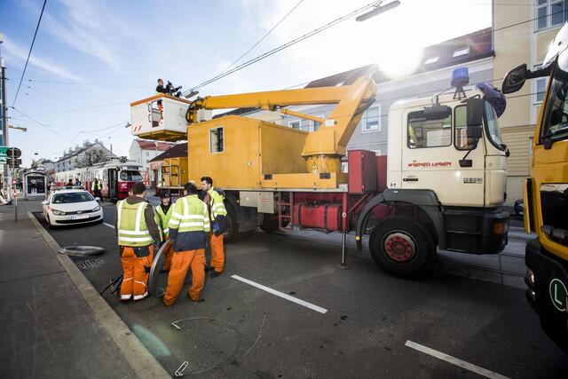 Am Donnerstag müssen Einsatzteams der Wiener Linien ausrücken, um eine Oberleitung zu reparieren. (Symbol-/Archivbild) | Foto: Stefan Joham/Wiener Linien