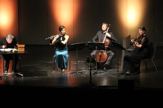 Bei seinem Auftritt in Weiz wurde Silberschneider von zwei Musikerinnen und einem Musikern begleitet. | Foto: RegionalmedienSteiermark/Hofmüller