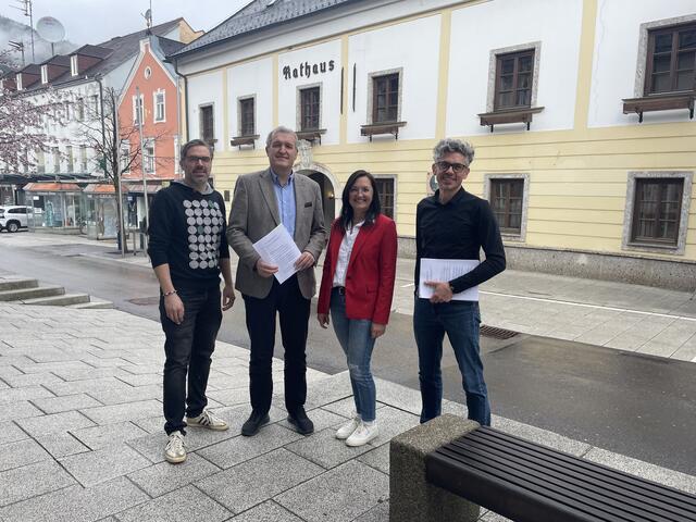 Thomas Baumann (Mürzzuschlag Agentur), Karl Rudischer (Bürgermeister), Alexandra Pogatsch (Stadtamtsdirektorin) und Oliver Königshofer (Wirtschaftskoordinator) informierten bei einem Pressegespräch. | Foto: Koidl