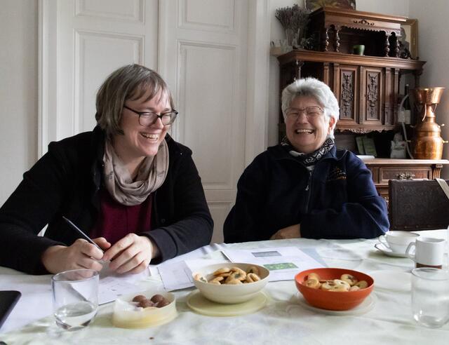 Kräuterexpertinnen Petra Regner-Haindl aus Wolkersdorf und die Stockerauerin Gerda Zipfelmayer sind die TEH-Praktikantinnen im Wifi Gänserndorf. | Foto: Regina Courtier
