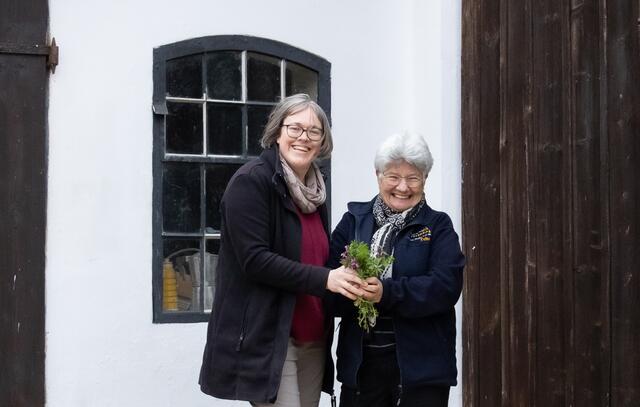 Kräuterexpertinnen Petra Regner-Haindl aus Wolkersdorf und die Stockerauerin Gerda Zipfelmayer sind die TEH-Praktikantinnen im Wifi Gänserndorf. | Foto: Regina Courtier