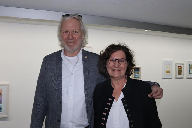 Peppi Spiss und Lisa Krabichler betreiben die Galerie ART-BOX in St. Anton am Arlberg.  | Foto: Elisabeth Zangerl 