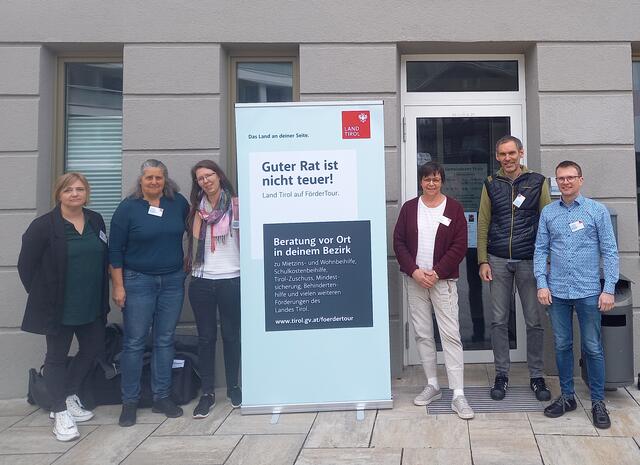 Die FachexpertInnen und BeraterInnen standen den Besuchern im Bezirk Landeck zur Seite. | Foto: Land Tirol