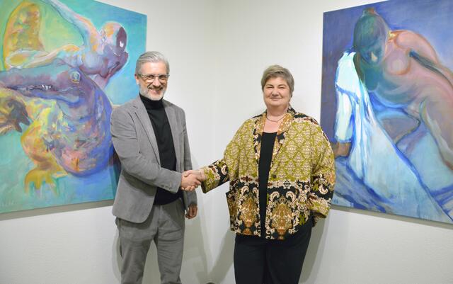 Kulturreferentin Barbara Hauser und Jörg Gamroth, Leiter Marketing der Raiffeisenbank Oberland-Reutte, beschließen die Fortsetzung der Kooperation 2024. | Foto: Stadtgemeinde Imst/Othmar Kolp