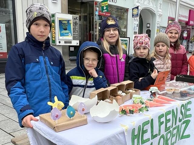 Die Kinder boten selbstgemachtes Ostergebäck und Dekorationen an für freiwillige Spenden