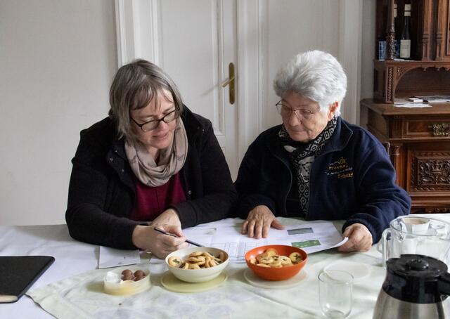 Kräuterexpertinnen Petra Regner-Haindl aus Wolkersdorf und die Stockerauerin Gerda Zipfelmayer sind die TEH-Praktikantinnen im Wifi Gänserndorf. | Foto: Regina Courtier