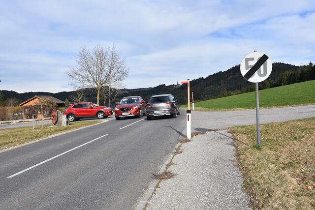Hinterleitner Berg. Landesstraße Pabneukirchen-St. Georgen am Walde. Vor der Kreuzung endet die Geschwindigkeitsbeschränkung. Nach der Kreuzung geht es in eine ungesicherte Kurve in einer Böschung steil bergab.  | Foto: Robert Zinterhof