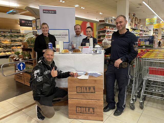 Merita Murati und Florian Hellmich beide Rewe Security Manager waren mit zwei Polizisten darunter Martin Macho (1. v. re) vor Ort und empfingen Besucher wie Rudolf Gollner. | Foto: Victoria Edlinger