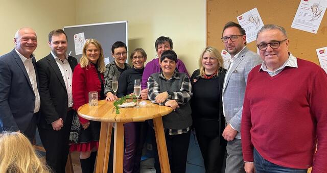 Bei ihrer Wahlkampftour für die EU-Wahl machte die steirische Spitzenkandidatin Elisabeth Grossmann (3. von links) auch Station in Wörterberg. Dabei waren auch LAbg. Wolfgang Sodl (links), SPÖ-Landesgeschäftsführer Kevin Friedl (2. von links), SPÖ-Bezirksfrauenvorsitzende Michaela Raber (5. von rechts), SPÖ-Bezirksvorsitzender Jürgen Dolesch (2. von rechts) und Bgm. Kurt Wagner (rechts). | Foto: SPÖ