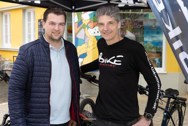 Der neue Wirtschaftsstadtrat Michael Schamann mit dem Fahrrad-Spezialisten Günther Schuh von Bikemaniac. | Foto: Schimmer