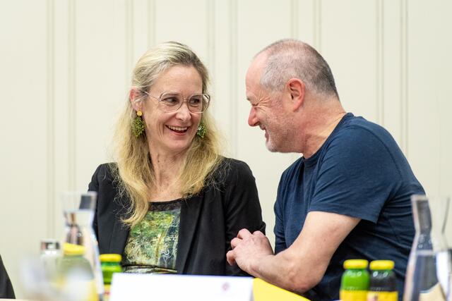 Gemeinderätin Kimbie Humer-Vogl mit Parteikollegen.