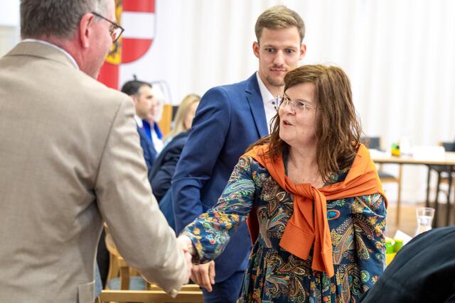 Bürgermeister Alexander Stangassinger lobt nach seiner Wahl die Mitglieder des Gemeinderates an.
