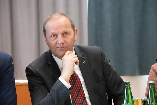 LHStv. und Energielandesrat Josef Geisler zeigte sich bei seinem Besuch im Gemeindezentrum beeindruckt. | Foto: Celina Leitner
