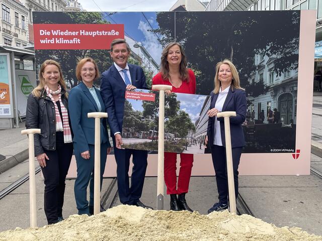 V.l.n.r.: Angelika Pipal-Leixner (Neos), Lea Halbwidl (SPÖ), Peter Hanke, Ulli Sima (beide SPÖ), Wiener Linien-Chefin Alexandra Reinagl.  | Foto: Salme Taha Ali Mohamed