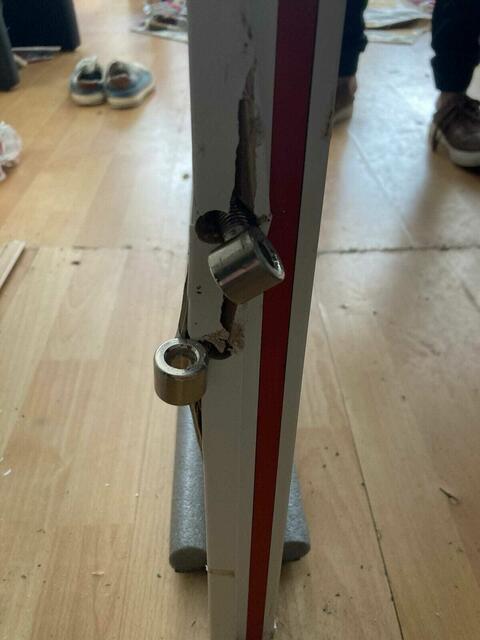 Die Türen sollen nun von den Mieterinnen und Mieter ersetzt werden.  | Foto: En Commun - Zwangsräumungen verhindern