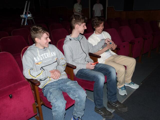 Die Jungs traten gegeneinander beim Mario Kart spielen an und stiegen im Turnier von Stufe zu Stufe weiter auf. 