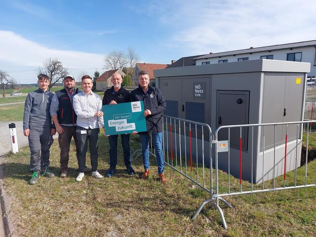 Johannes Schnelzer (Netz NÖ Lehrling), Rainer Schmidt (Netz NÖ Techniker), Patrick Rauch (Netz NÖ Projektant), Josef Schaden (Bürgermeister), Walter Trachsler (Leiter Service Center Netz NÖ Zwettl) - v.l. | Foto: Netz NÖ