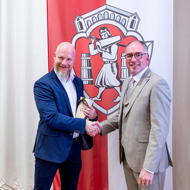 Gemeinderat Thomas Solf (FPÖ) Angelobung durch Bürgermeister Alexander Stangassinger.