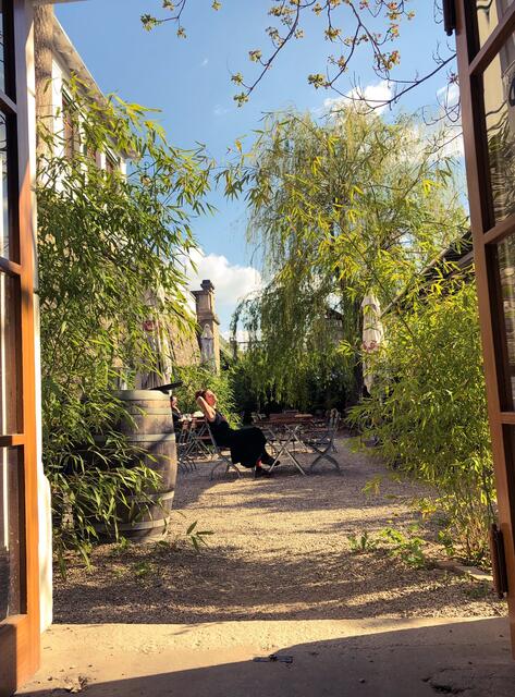 Der Gastgarten des Café Mocca ist 400 Quadratmeter groß und lädt zum Verweilen ein.  | Foto: cafe mocca