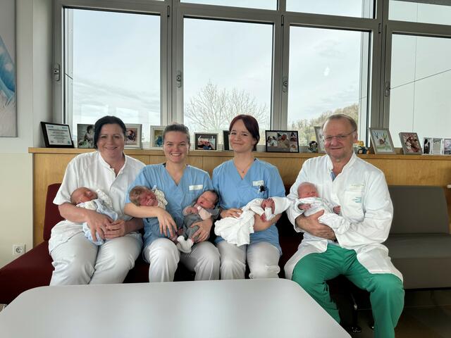 Von links: Die Hebammen Marlies Gobold, Chiara Fritsch und Sarah Schubert mit Primar Maurus Demmel. | Foto: Kabeg