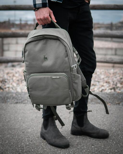 Ein Mann soll mehrere Waren in seinem Rucksack versteckt haben und so ein Lebensmittelgeschäft ohne zu Zahlen verlassen haben. (Symbolbild) | Foto: Nick Linnen/Unsplash