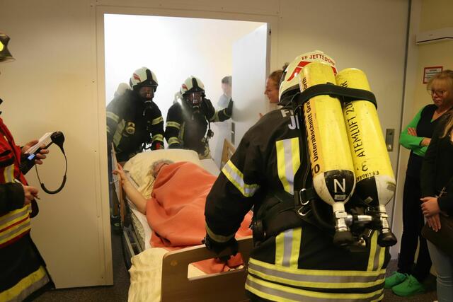 Die Feuerwehr probte im SeneCura Zentrum Grafenwörth für den Ernstfall. | Foto: FF Grafenwörth/Ploiner