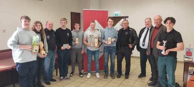 Die Podestplatzierten B. Keusch (3.), Dominik Ehs (1.) und Lukas Baureder (2.) inmitten der Jugendspielerinnen und Veranstalter.