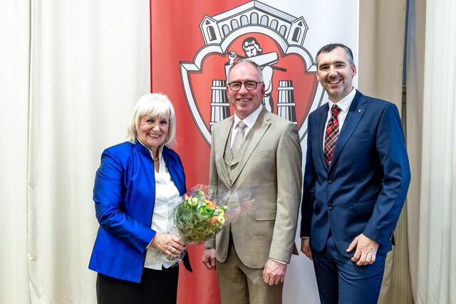 Neben Stangassinger übernehmen Rosa Bock (v.l.) als erste Vizebürgermeisterin und Josef Sailer als zweiter Vizebürgermeister (r.) gemeinsam mit Bürgermeister Alexander Stangassinger die Amtsgeschäfte.