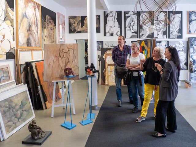 Maria Anna Bergsmann gibt bei den Tagen der offenen Ateliers Einblick in ihr künstlerisches Schaffen.   | Foto: Markus Jenewein