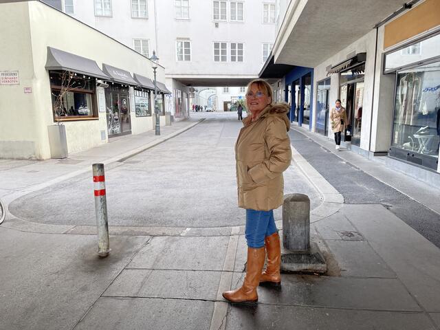 Anita Köberl vor der Bäckerstraße, die als Lieferzone genutzt wird. Oberhalb befinden sich ringsum Wohnungen. | Foto: Teischl/RMW