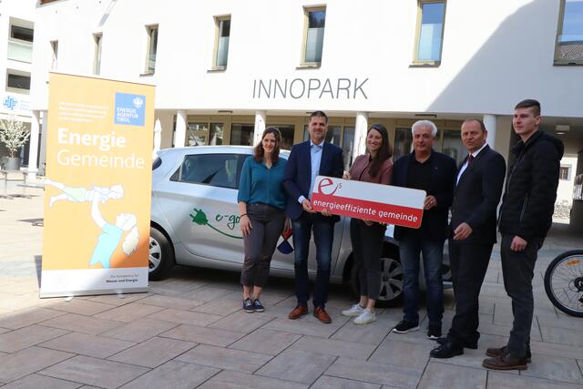 Annabel Gius (e5-Beraterin, Energieagentur Tirol), Rupert Ebenbichler (Geschäftsführer, Energieagentur Tirol), Bernadette Hofer (e5-Teamleiterin, Gemeinde Prutz), Heinz Kofler (Bürgermeister, Gemeinde Prutz), LHStv. Josef Geisler und Fabian Spiss (Energiebeauftragter, Gemeinde Prutz) freuen sich über den e5-Beitritt. | Foto: Celina Leitner