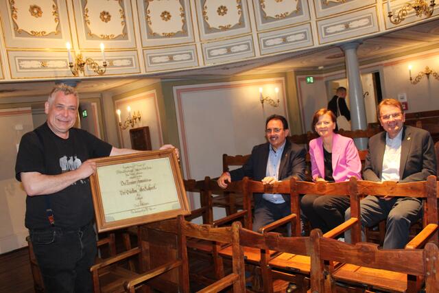 Im Greiner Stadttheater: Historiker und Theater-Kenner Karl Hohensinner mit Landtagsabgeordnetem Erich Wahl, Nationalrätin Sabine Schatz und EU-Abgeordnetem Hannes Heide. | Foto: BRS/Köck