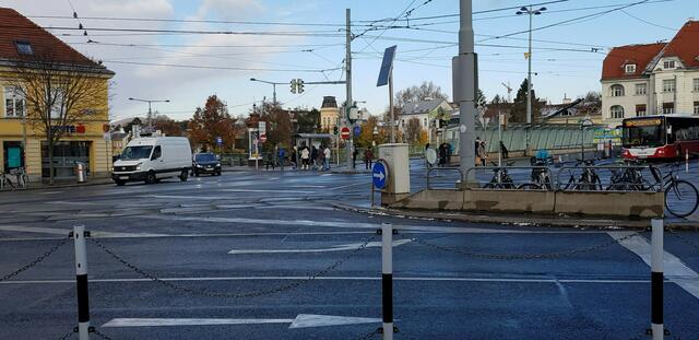 Im Falle einer Umsetzung würden nur noch zwei statt drei der Fahrspuren auf der Hadikgasse zur Verfügung stehen. Die betroffene Linksabbieger-Spur nach Hietzing würde somit wegfallen und der tägliche Stau laut ÖVP an der Engstelle Kennedybrücke weiter verschärft werden. | Foto: Atelier Then