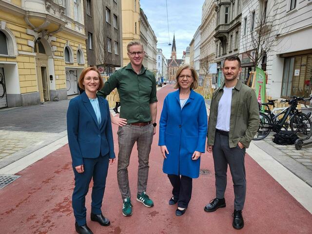 V.l.n.r.: Bezirksvorsteherin Lea Halbwidl (SPÖ), Bezirksvorsteherin-Stellvertreter Pascal Riepl, Umweltministerin Leonore Gewessler und Parteivorsitzender Peter Kraus (alle Grüne) | Foto: Salme Taha Ali Mohamed
