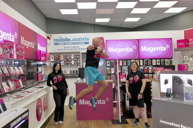 Richard Ruhland – flankiert von Yasmin Mocanu und  Verena Mulzet – hüpft vor Vorfreude auf den Firmenlauf. | Foto: Santrucek