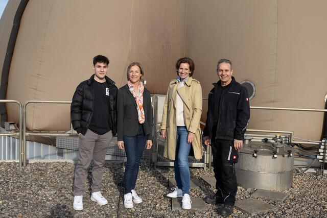 Indra Collini mit der Familie von Biogas-Pionier Karl Pfiel.  | Foto: NEOS