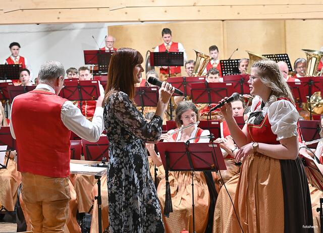 Anna Coa und Johanna Katsch sorgten mit einem Gesangsduett für ein Highlight des Abends. | Foto: Fotohech