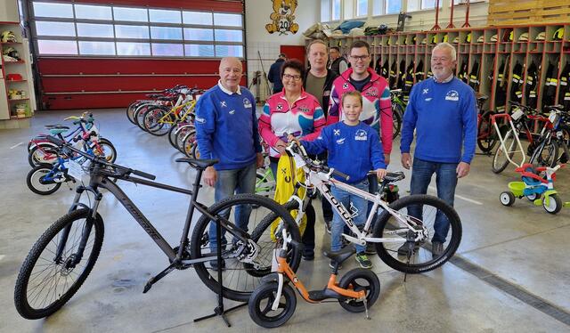 Radbasar des RC-27 Randegg: Obmann Hermann Tod, Marianne Tod, Gerhard Buxhofer, Obmann-Stellvertreter Andreas Strohmaier und Franz Wagner (h.) mit Samuel Tod (v.) | Foto: RC-27 Randegg