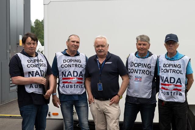 Bei der Oö. Radrundfahrt vor zwei Jahren endete die erste Etappe bei der AMAG in Ranshofen. Als Doping-Kontrollor im Einsatz: Karl Glas (Bildmitte). | Foto: Glas