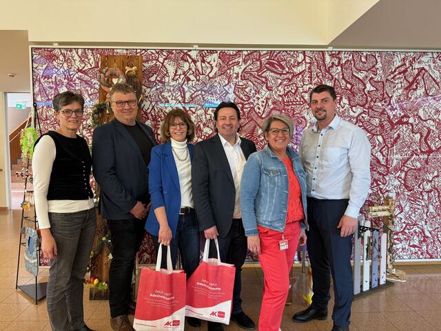 Roswitha Astner, Dietmar Datler, Angela Fischer, Andreas Hitz, Sabine Draxler und Rainer Hirschmann (v.l.) im Pflegeheim
 | Foto: AKNÖ