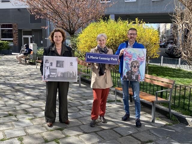 Vl.: Johanna Adlaoui Mayer (Neos), Elke Hanel-Torsch (SPÖ) und Markus Österreicher (Neos) im neuen Maria-Lassnig-Park. | Foto: Neos Wien