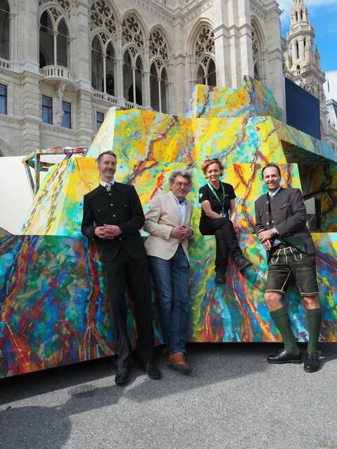 Der Erzberg als Kunstobjekt beim Steiermark-Frühling in Wien: Jakob und Clemens Neugebauer (3D-Kunst), Malgorzata Koch-Basic (Geschäftsführerin Erlebnisregion Erzberg Leoben), Rudolf Tischhart (Vorsitzender Erlebnisregion Erzberg Leoben) v.l. | Foto: Gaube