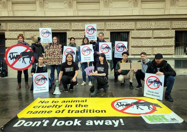 20 VGT-Aktivisten demonstrierten am Donnerstag vor der Österreichischen UNESCO-Kommission in der Universitätsstraße. | Foto: vgt.at