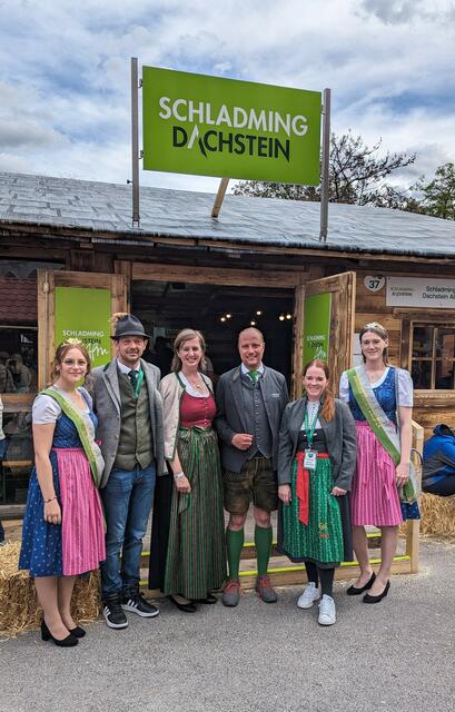 Präsentieren die Steiermark und die Region in Wien: Gloria Lyons (Dachstein-Hoheit), Norbert Lemmerer (Pürcherhof), Barbara Eibinger-Miedl (Tourismus-Landesrätin), Mathias Schattleitner (Schladming-Dachstein), Rebecca Weichsler (Wiesnfestwirte) und Maria Danklmayer (Dachstein-Hoheit) | Foto: Steiermark-Frühling
